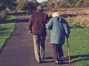 Dvije starije osobe šetaju cestom
