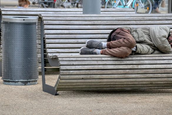 beskućnik spava na klupi