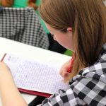 Studentica piše bilješke