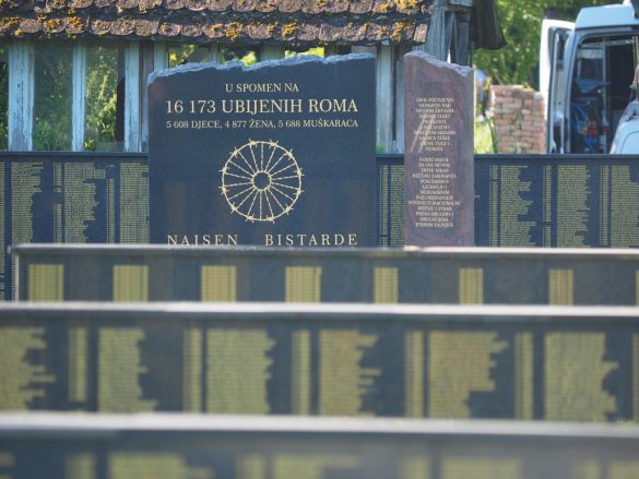 Spomen ploča u Uštici, u sjećanje na Rome ubijene u logoru Uštica u sklopu logora Jasenovac tijekom Drugog svjetskog rata