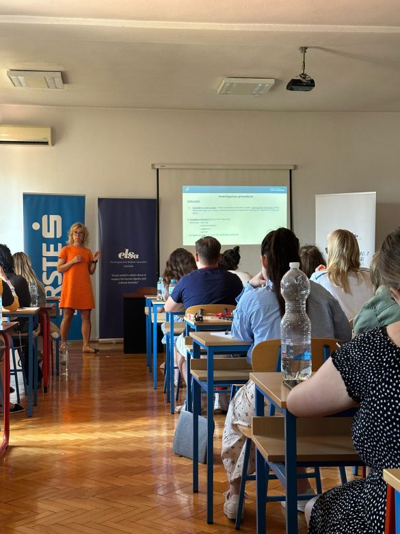 Dijana Kesonja drži predavanje na ELSA-inoj Ljetnoj školi